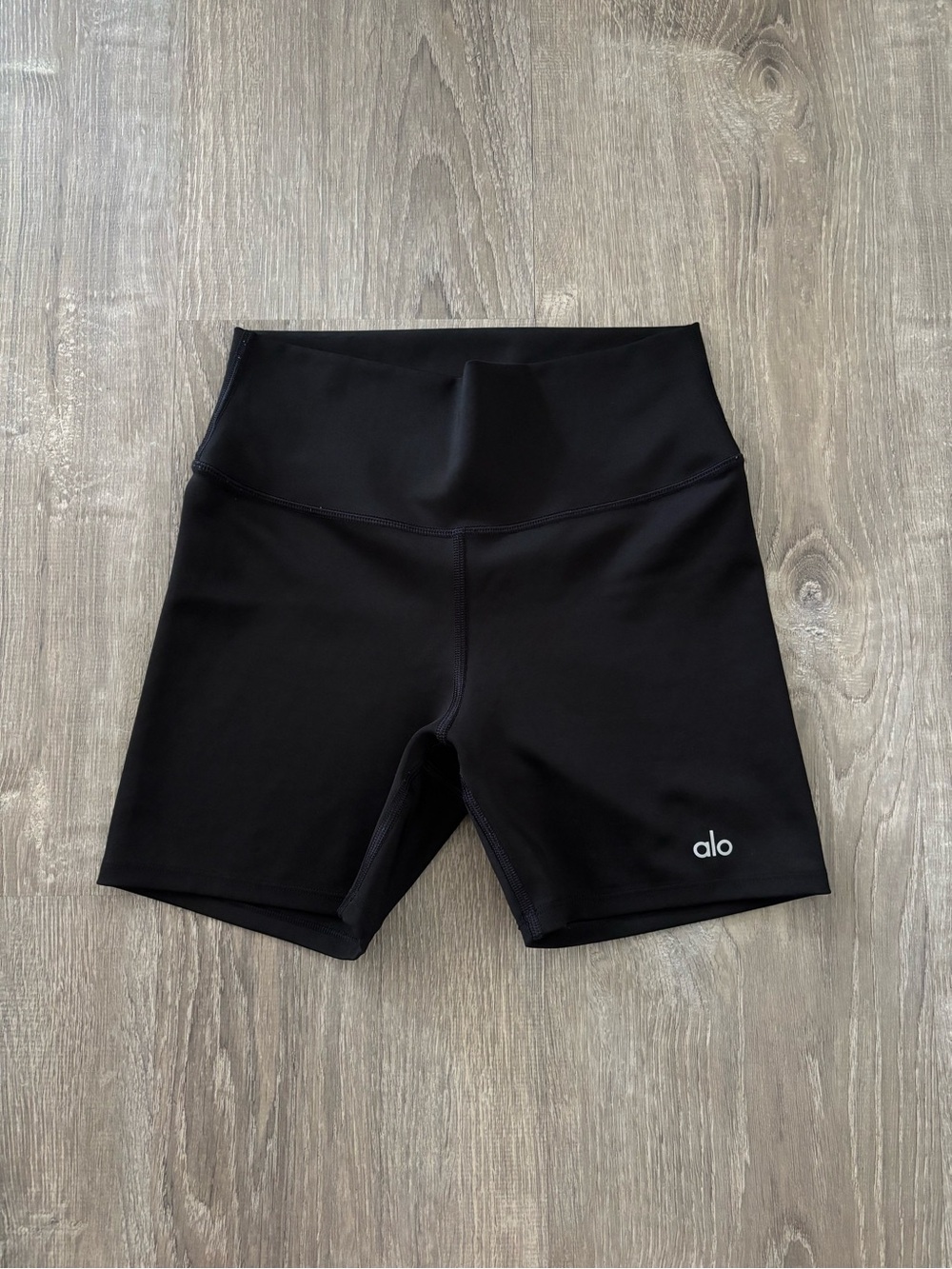 Alo Yoga 5" Airlift Energy Black Biker Shorts (M)